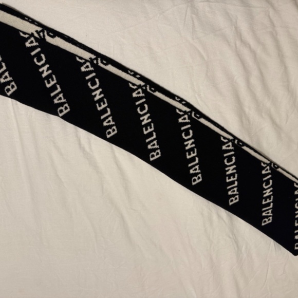 Balenciaga All Over Logo Scarf - Picture 4 of 5